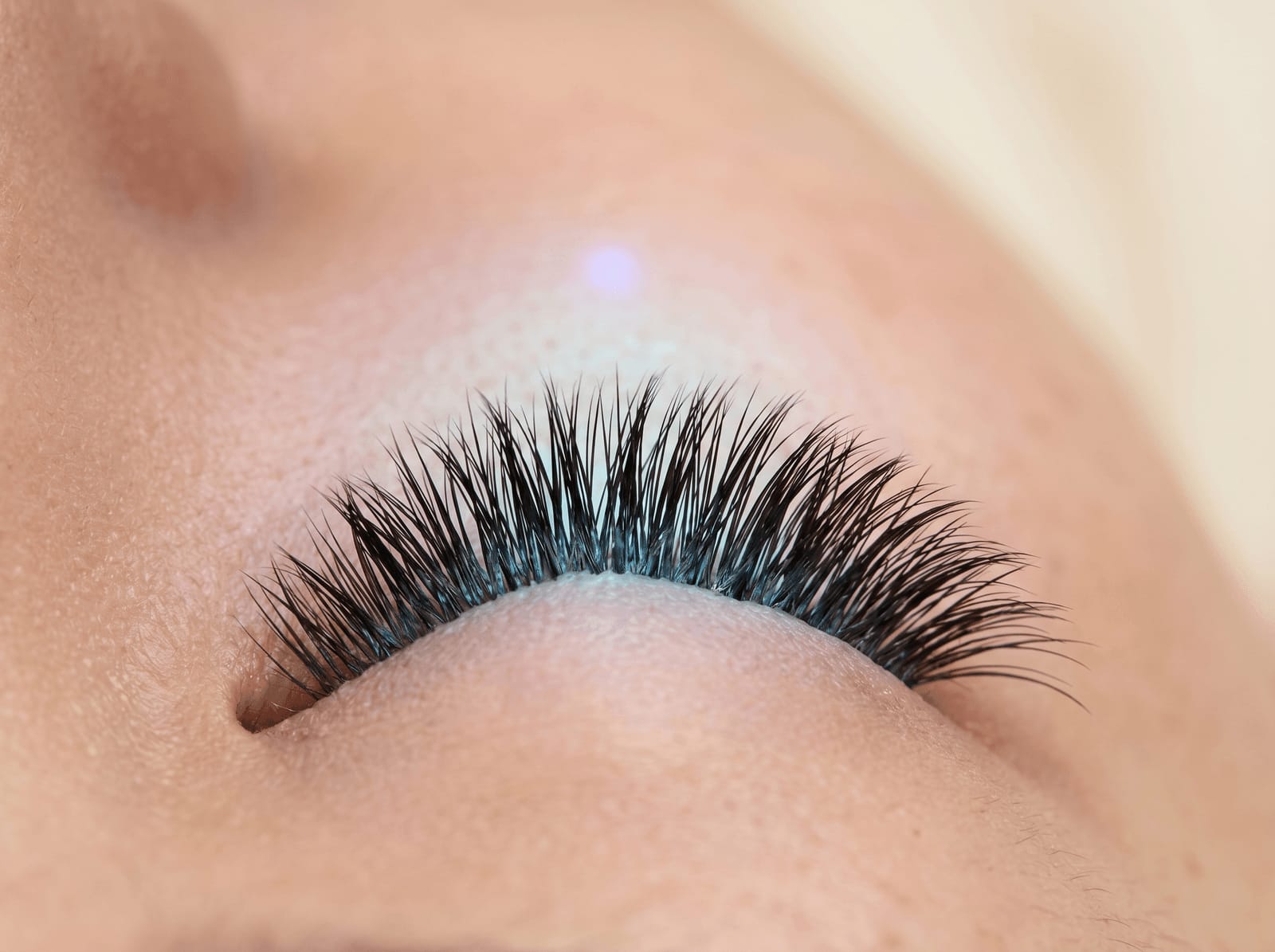 Foto close-up bulu mata hasil eyelash extension LED
